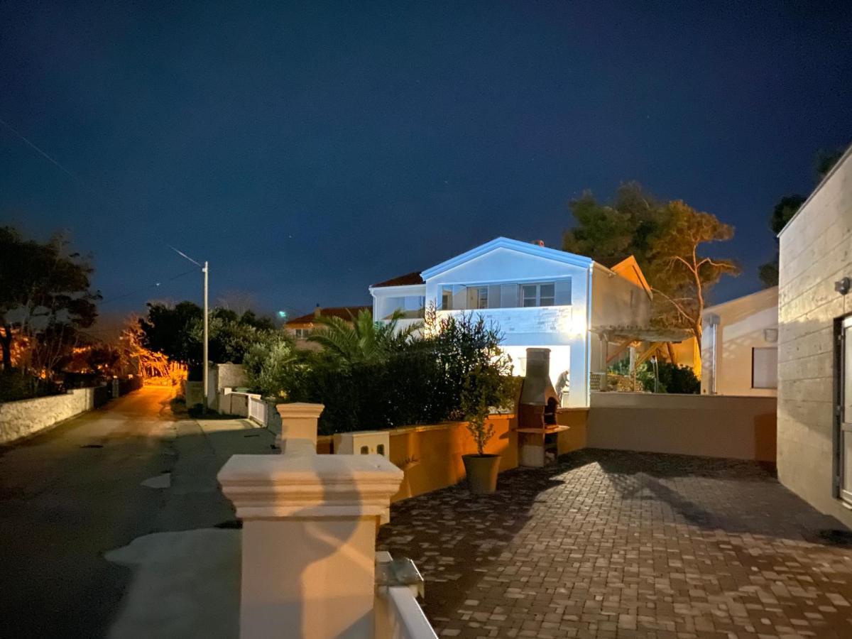 Island With Pool Villa Vir